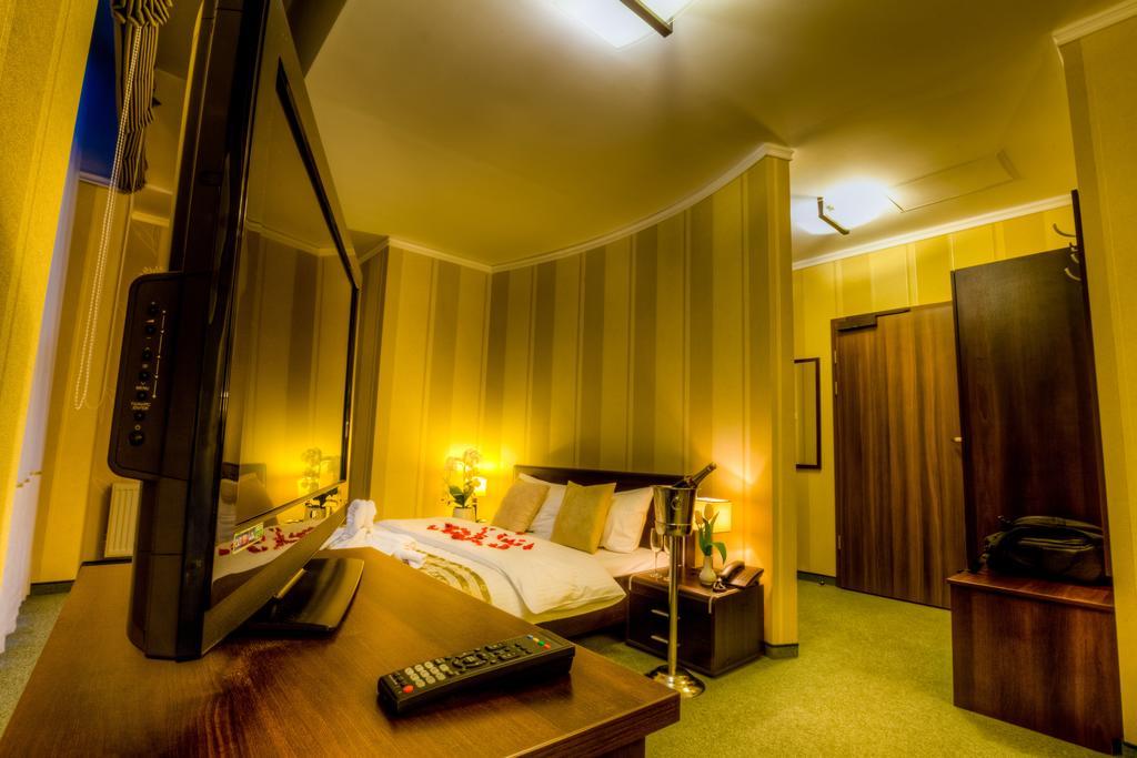 פאביאניצה Aviator Hotel Restauracja & Spa מראה חיצוני תמונה